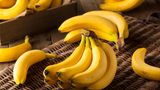 Das ewige Bananenproblem: Gerade erst gekauft, schon sind sie braun. Doch der Reifeprozess kann etwas aufgeschoben werden. Dafür brauchen Sie nur etwas Frischhaltefolie und Tesafilm. Wickeln Sie die Frischhaltefolie einfach zwischen den Bananen durch und um den Strunk. Nun mit Tesafilm verschließen. Das Endstück der Bananen gibt nämlich Ethylen-Gas ab, das den Reifeprozess beschleunigt. Durch die Frischhaltefolie wird der Ausstoß reduziert und die Bananen werden nicht so schnell braun.