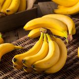 Das ewige Bananenproblem: Gerade erst gekauft, schon sind sie braun. Doch der Reifeprozess kann etwas aufgeschoben werden. Dafür brauchen Sie nur etwas Frischhaltefolie und Tesafilm. Wickeln Sie die Frischhaltefolie einfach zwischen den Bananen durch und um den Strunk. Nun mit Tesafilm verschließen. Das Endstück der Bananen gibt nämlich Ethylen-Gas ab, das den Reifeprozess beschleunigt. Durch die Frischhaltefolie wird der Ausstoß reduziert und die Bananen werden nicht so schnell braun.