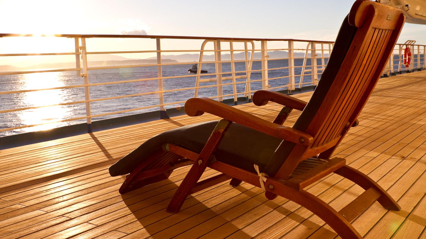 Ein Liegestuhl steht an Deck eines Kreuzfahrtschiffes