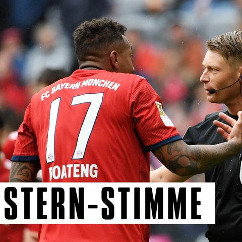 Bayern Münchens Jérôme Boateng (l.) diskutiert mit dem Schiedsrichter Christian Dingert - konnte ihn aber nicht überzeugen, dass es kein Handspiel war