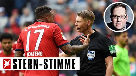 Bayern Münchens Jérôme Boateng (l.) diskutiert mit dem Schiedsrichter Christian Dingert - konnte ihn aber nicht überzeugen, dass es kein Handspiel war