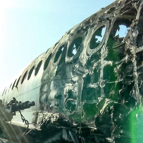 Das ausgebrannte Wrack der Aeroflot-Maschine auf dem Moskauer Flughafen Scheremetjewo 