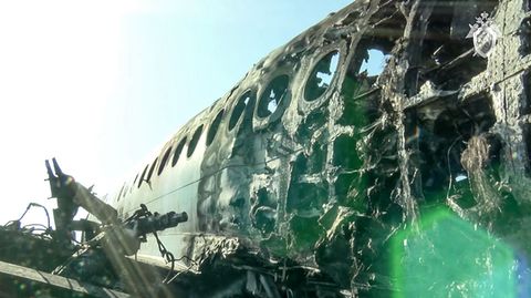 Das ausgebrannte Wrack der Aeroflot-Maschine auf dem Moskauer Flughafen Scheremetjewo 