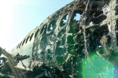 Das ausgebrannte Wrack der Aeroflot-Maschine auf dem Moskauer Flughafen Scheremetjewo 