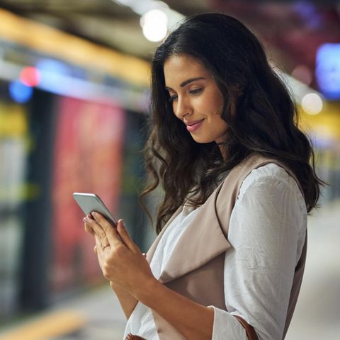 Frau mit Smartphone