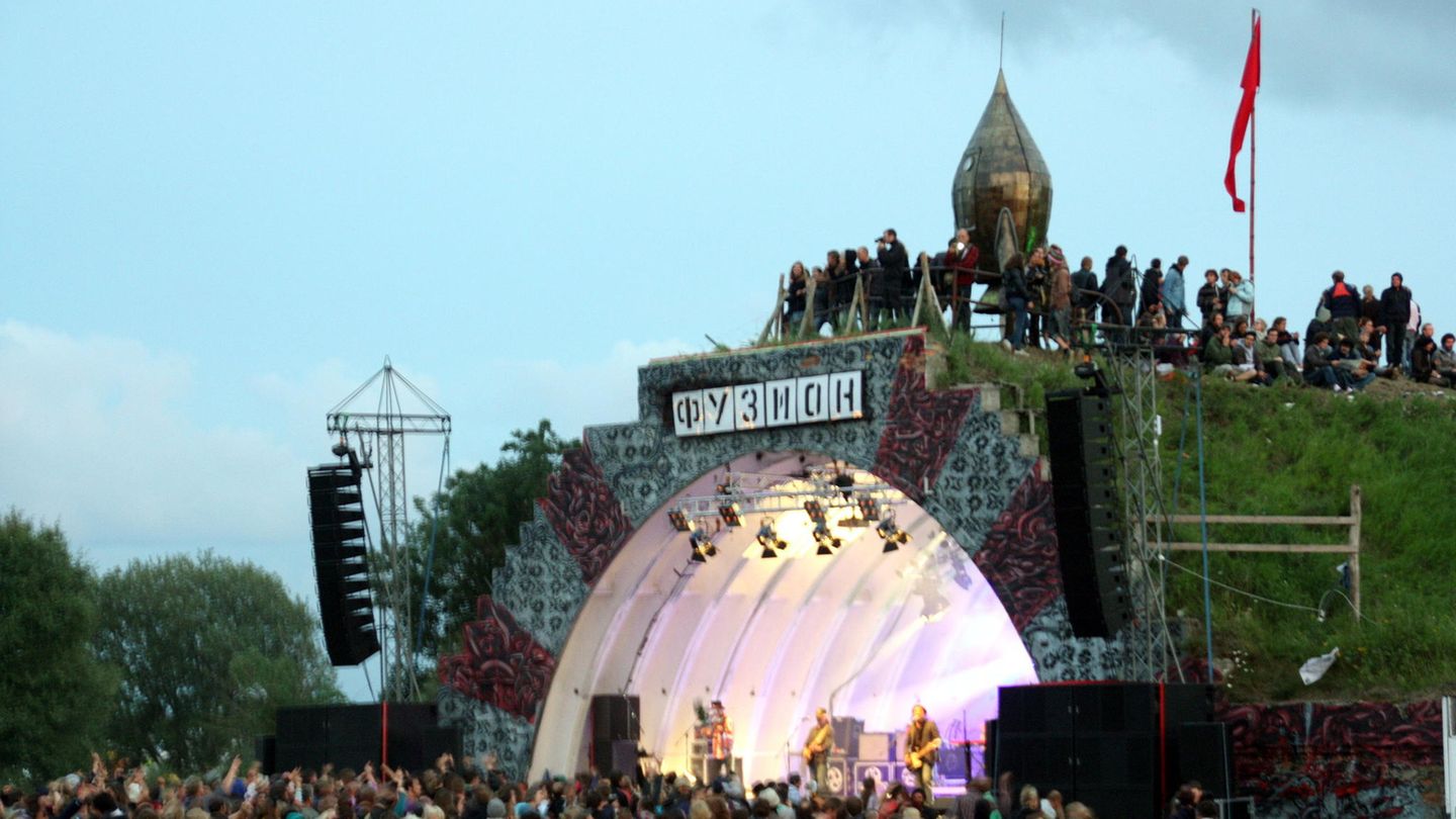 Auf der Fusion feiern zehntausende Besucher vor einer der Bühnen.