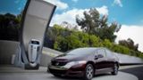 Honda FCX Clarity an der Solarstation