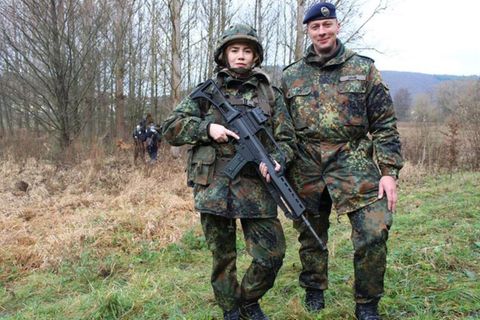 Palina Rojinski muss für eine Sendung zur Bundeswehr und stößt dabei an ihre Grenzen