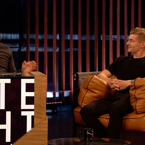 Toni Kroos bei "Late Night Berlin": Im Interview mit Klaas Heufer-Umlauf wusste der Fußballer noch nicht, was ihm gleich bevorsteht.