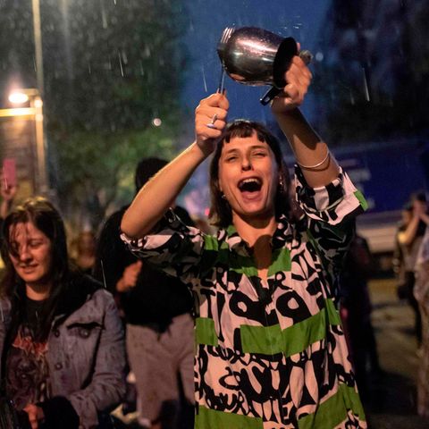 Nach der Entscheidung für die Wahlwiederholung in Istanbul demonstrieren Anhänger der Opposition gegen Erdogan mit Töpfen und Pfannen