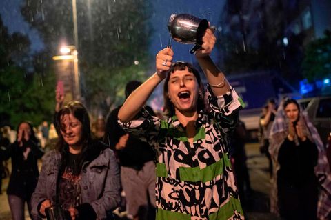 Nach der Entscheidung für die Wahlwiederholung in Istanbul demonstrieren Anhänger der Opposition gegen Erdogan mit Töpfen und Pfannen