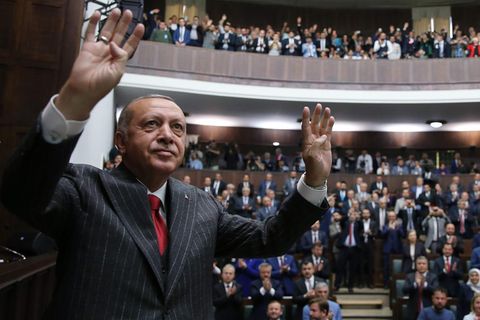 Recep Tayyip Erdogan lässt sich auf einer Fraktionssitzung der AFP in Ankara feiern