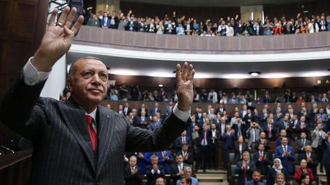 Recep Tayyip Erdogan lässt sich auf einer Fraktionssitzung der AFP in Ankara feiern