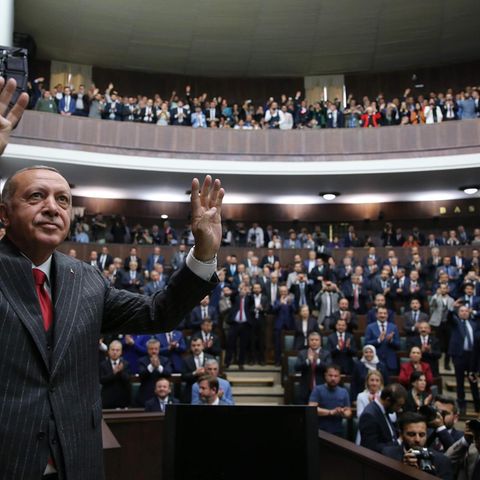 Recep Tayyip Erdogan lässt sich auf einer Fraktionssitzung der AFP in Ankara feiern