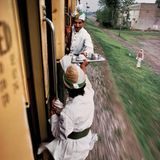 Pakistan, 1983. McCurry reiste kreuz und quer durch die Welt – per Schiff, zu Fuß, mit Kamelen. Als besonders faszinierend empfand der Fotograf aber wohl das Reisen mit der Eisenbahn  – warum, lässt sich auch auf diesem Bild unschwer erkennen. Eine seine bekannteren Arbeiten trägt den Titel "Indien mit der Eisenbahn", für die er allerlei Szenen einfing. Schwester Bonnie erklärt: "Der Reiz der Bahn war leicht zu erkennen. Steve hatte seit seinen ersten Tagen in Indien die Züge und Bahnstationen als eine Art Mikrokosmos erkannt, in dem jeder Aspekt des Landes, ja des gesamten menschlichen Lebens zutage trat". 