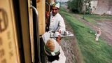 Pakistan, 1983. McCurry reiste kreuz und quer durch die Welt – per Schiff, zu Fuß, mit Kamelen. Als besonders faszinierend empfand der Fotograf aber wohl das Reisen mit der Eisenbahn  – warum, lässt sich auch auf diesem Bild unschwer erkennen. Eine seine bekannteren Arbeiten trägt den Titel "Indien mit der Eisenbahn", für die er allerlei Szenen einfing. Schwester Bonnie erklärt: "Der Reiz der Bahn war leicht zu erkennen. Steve hatte seit seinen ersten Tagen in Indien die Züge und Bahnstationen als eine Art Mikrokosmos erkannt, in dem jeder Aspekt des Landes, ja des gesamten menschlichen Lebens zutage trat". 