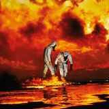 Al-Ahmadi-Ölfeld (Kuwait), 1991. "Steve mag nichts Gekünsteltes – weder bei Menschen noch bei Fotos", schreibt Schwester Bonnie. Das dürfte bei diesem Bild unschwer zu erkennen sein. Diktator Saddam Hussein hatte sich geweigert, seine Invasionstruppen aus Kuwait zurückzuziehen – es kam zum von den US-Streitkräften geführten Militäreinsatz namens Operation Desert Storm. Steve McCurry kam als "embedded journalist" ins Land. Ursprünglich, um die Umweltkatastrophe zu fotografieren, die sich angeblich in den Ölfeldern von Kuwait abspielte. Die Iraker hatten den Befehl erhalten, bei ihrem Rückzug alle Bohrlöcher in Brand zu setzen. Sie wurden mit Minen umgraben, um das Löschen zu erschweren. "Mit 600 brennenden Ölfeldern war der Mittagshimmel schwarz wie die Nacht", schreibt Bonnie. "Als der Krieg gegen die Menschen zu Ende war, begann der Krieg gegen die Natur. Steve hat ihn als eine surreale Vision der Hölle beschrieben." 