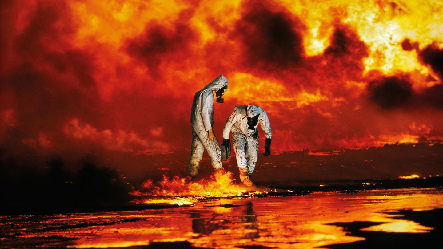 Steve McCurry - Ein Leben für die Fotografie Al-Ahmadi-Ölfeld (Kuwait), 1991. "Steve mag nichts Gekünsteltes – weder bei Menschen noch bei Fotos", schreibt Schwester Bonnie. Das dürfte bei diesem Bild unschwer zu erkennen sein. Diktator Saddam Hussein hatte sich geweigert, seine Invasionstruppen aus Kuwait zurückzuziehen – es kam zum von den US-Streitkräften geführten Militäreinsatz namens Operation Desert Storm. Steve McCurry kam als "embedded journalist" ins Land. Ursprünglich, um die Umweltkatastrophe zu fotografieren, die sich angeblich in den Ölfeldern von Kuwait abspielte. Die Iraker hatten den Befehl erhalten, bei ihrem Rückzug alle Bohrlöcher in Brand zu setzen. Sie wurden mit Minen umgraben, um das Löschen zu erschweren. "Mit 600 brennenden Ölfeldern war der Mittagshimmel schwarz wie die Nacht", schreibt Bonnie. "Als der Krieg gegen die Menschen zu Ende war, begann der Krieg gegen die Natur. Steve hat ihn als eine surreale Vision der Hölle beschrieben."