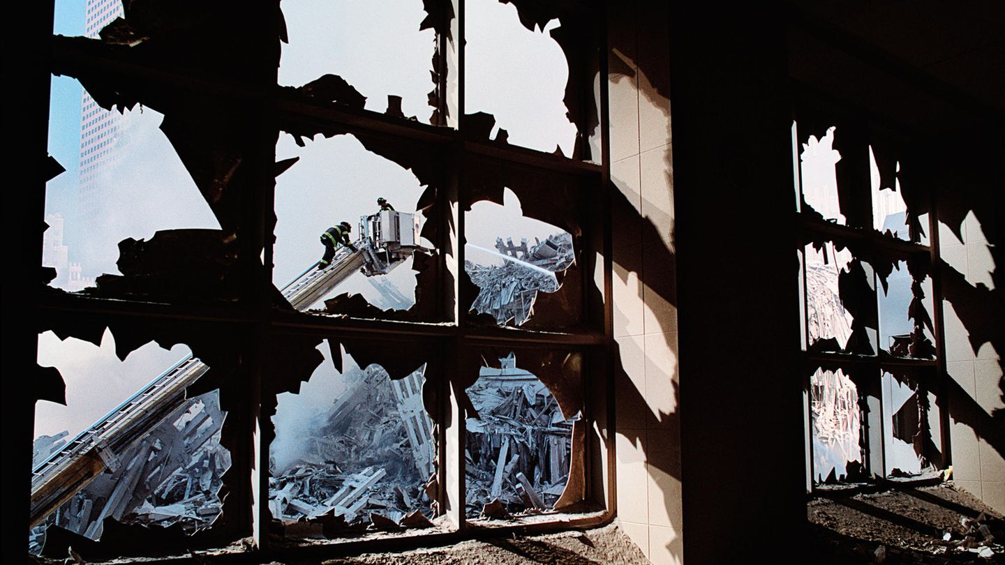 Steve McCurry - Ein Leben für die Fotografie New York (USA), 2001. Es sei ein "strahlender Septembermorgen" gewesen, "frisch und prickelnd", erinnert sich Deborah Hardt – zu dieser Zeit McCurrys Assistentin – im Gespräch mit Schwester Bonnie. Sie beschreibt die ersten Stunden des 11. Septembers 2001. Dann habe ihre Mutter in Nebraska angerufen: "Schau aus dem Fenster!", sagte sie Deborah. Und sie sah die Bilder, die wenig später um die Welt gingen sollten – und sich bis heute ins kollektive Gedächtnis eingebrannt haben. Ein Flugzeug war gerade in einen der Türme des World Trade Centers geflogen. Wortlos habe Steve McCurry, der einen Tag zuvor aus China zurückgekehrt war, seine Kamera gegriffen und sei mit Deborah aufs Dach der Agentur geeilt. Oben angekommen, brannte bereits der zweite Turm. Sie machten Fotos und eilten zu den Türmen, um weitere Fotos zu machen. In den darauf folgenden Stunden begeht das Duo immer wieder die eingestürzten Gebäude, werden dabei unter anderem von Feuerwehrleuten erwischt und abgeführt. Viele Menschen hätten geholfen, Verwundete zu versorgen. Schwester Bonnie schreibt: "Auch Steve musste etwas tun, und so schoss er Bilder."