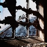 New York (USA), 2001. Es sei ein "strahlender Septembermorgen" gewesen, "frisch und prickelnd", erinnert sich Deborah Hardt – zu dieser Zeit McCurrys Assistentin – im Gespräch mit Schwester Bonnie. Sie beschreibt die ersten Stunden des 11. Septembers 2001. Dann habe ihre Mutter in Nebraska angerufen: "Schau aus dem Fenster!", sagte sie Deborah. Und sie sah die Bilder, die wenig später um die Welt gingen sollten – und sich bis heute ins kollektive Gedächtnis eingebrannt haben. Ein Flugzeug war gerade in einen der Türme des World Trade Centers geflogen. Wortlos habe Steve McCurry, der einen Tag zuvor aus China zurückgekehrt war, seine Kamera gegriffen und sei mit Deborah aufs Dach der Agentur geeilt. Oben angekommen, brannte bereits der zweite Turm. Sie machten Fotos und eilten zu den Türmen, um weitere Fotos zu machen. In den darauf folgenden Stunden begeht das Duo immer wieder die eingestürzten Gebäude, werden dabei unter anderem von Feuerwehrleuten erwischt und abgeführt. Viele Menschen hätten geholfen, Verwundete zu versorgen. Schwester Bonnie schreibt: "Auch Steve musste etwas tun, und so schoss er Bilder."