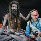 Indien, 2001. Auch Bilder hinter den Bildern finden sich in dem Band. Sie zeigen Steve McCurry (r.) auf seinen Fotoreportagen, ausnahmsweise vor der Kamera. "Steve hat gewöhnlich zwei oder drei Spiegelreflexkameras bei sich, wenn er an einem Auftrag dran ist, dazu vier Objektive", so Schwester Bonnie. Dann zieht er los, immer bereit für eine "zufällige Begegnung". "Denn Zufälle haben mehr als alles andere Steves Karriere bestimmt", so Bonnie. Dabei sicherlich von Vorteil: "Steve ist immer ein Netzwerker gewesen, lange bevor der Bergriff erfunden wurde."