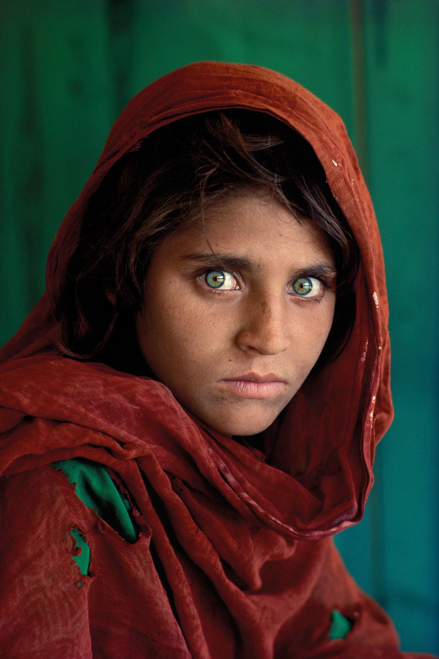 Steve McCurry - Ein Leben für die Fotografie Peschawar (Pakistan), 1984. Das wohl bekannteste Bild von McCurry zeigt Sharbat Gula, in der Welt der Fotografie besser bekannt als "Afghan Girl" (so der Titel der Arbeit). Sharbat Gula wurde um 1972 geboren und durch die Bombardierungen der sowjetischen Armee in Afghanistan zur Vollwaise. In einem Flüchtlingscamp in Pakistan wurde McCurry auf das Mädchen aufmerksam. Er fertigte zwei Porträts des Mädchens an. Das weitaus bekanntere, das zu sehende Bild, wurde 1985 auf der Titelseite von "National Geographic" abgedruckt. Seitdem wurde es millionenfach auf Postern und Buchcovern weltweit gedruckt.