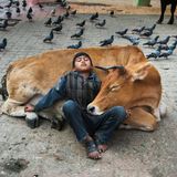 Kathmandu (Nepal), 2013. Welche Aktivität wird von Menschen aller Kulturen auf unserem Planeten geteilt? Diese Frage sollte das bestimmende Thema eines neuen Buchprojektes werden, wie Schwester Bonnie McCurry schreibt. Beim Durchkämmen der Archive hat sich das Thema, das auf diesem Bild zu sehen ist, gewissermaßen aufgedrängt: Schlaf. "Wir entdeckten, dass wir über eine große Bildauswahl von schlafenden Menschen verfügen", so Bonnie. Warum auch nicht? "Wir verschlafen ein ganzes Drittel unseres Lebens – es ist also klar, dass wir während dieser Zeit eine wichtige 'Arbeit' verrichten." Schlaf sei weniger ein Luxus denn eine Notwendigkeit. 