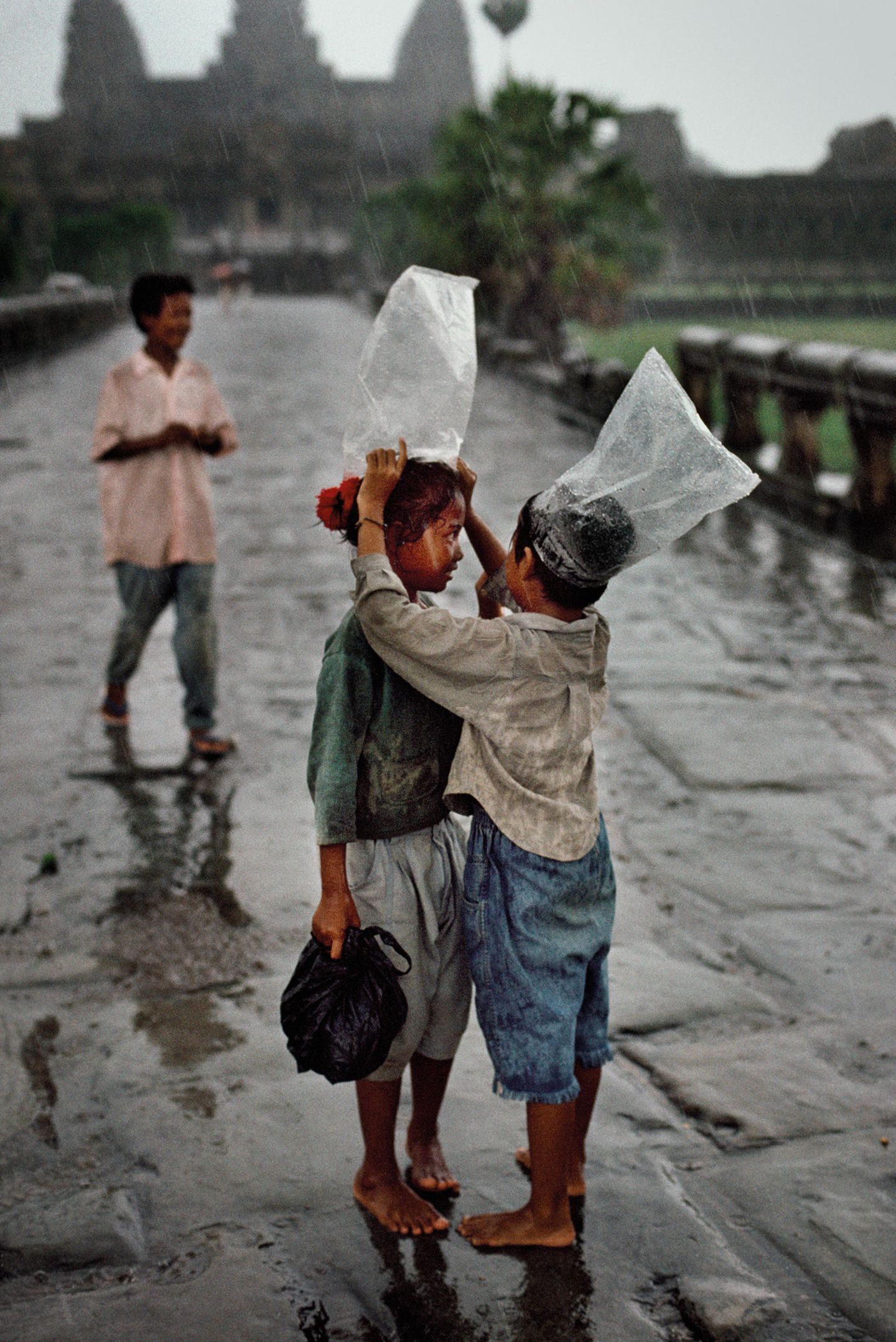 Steve McCurry - Ein Leben für die Fotografie Angkor Wat (Kambodscha), 1998. Schwester Bonnie beschreibt dieses Bild als "fotografisches Juwel" von McCurry. Es ist ein bisher ungehobener Schatz: Das Foto gehört zu einer Handvoll bisher unveröffentlichter Fotografien, "die vor Jahrzehnten aufgenommen wurden, aber erst vor Kurzem gescannt und zum ersten Mal genau angeschaut wurden." Bonnie über die erste Sichtung: "Es ist sehr aufregend".