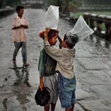 Angkor Wat (Kambodscha), 1998. Schwester Bonnie beschreibt dieses Bild als "fotografisches Juwel" von McCurry. Es ist ein bisher ungehobener Schatz: Das Foto gehört zu einer Handvoll bisher unveröffentlichter Fotografien, "die vor Jahrzehnten aufgenommen wurden, aber erst vor Kurzem gescannt und zum ersten Mal genau angeschaut wurden." Bonnie über die erste Sichtung: "Es ist sehr aufregend".