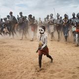 Omo-Tal (Äthiopien), 2012. McCurry hat in seiner langen und bewegten Laufbahn viele Enden der Welt gesehen. Er konnte auch Welten erkunden (und auf Film einfangen), die über Jahrhunderte bestehen – wie etwa das Omo-Tal. Etwa 200.000 Menschen leben hier, auf mehr als zehn Stämme verteilt. Und derart abgeschottet, das ihre Lebensweise über Jahrhunderte bestehen geblieben ist.