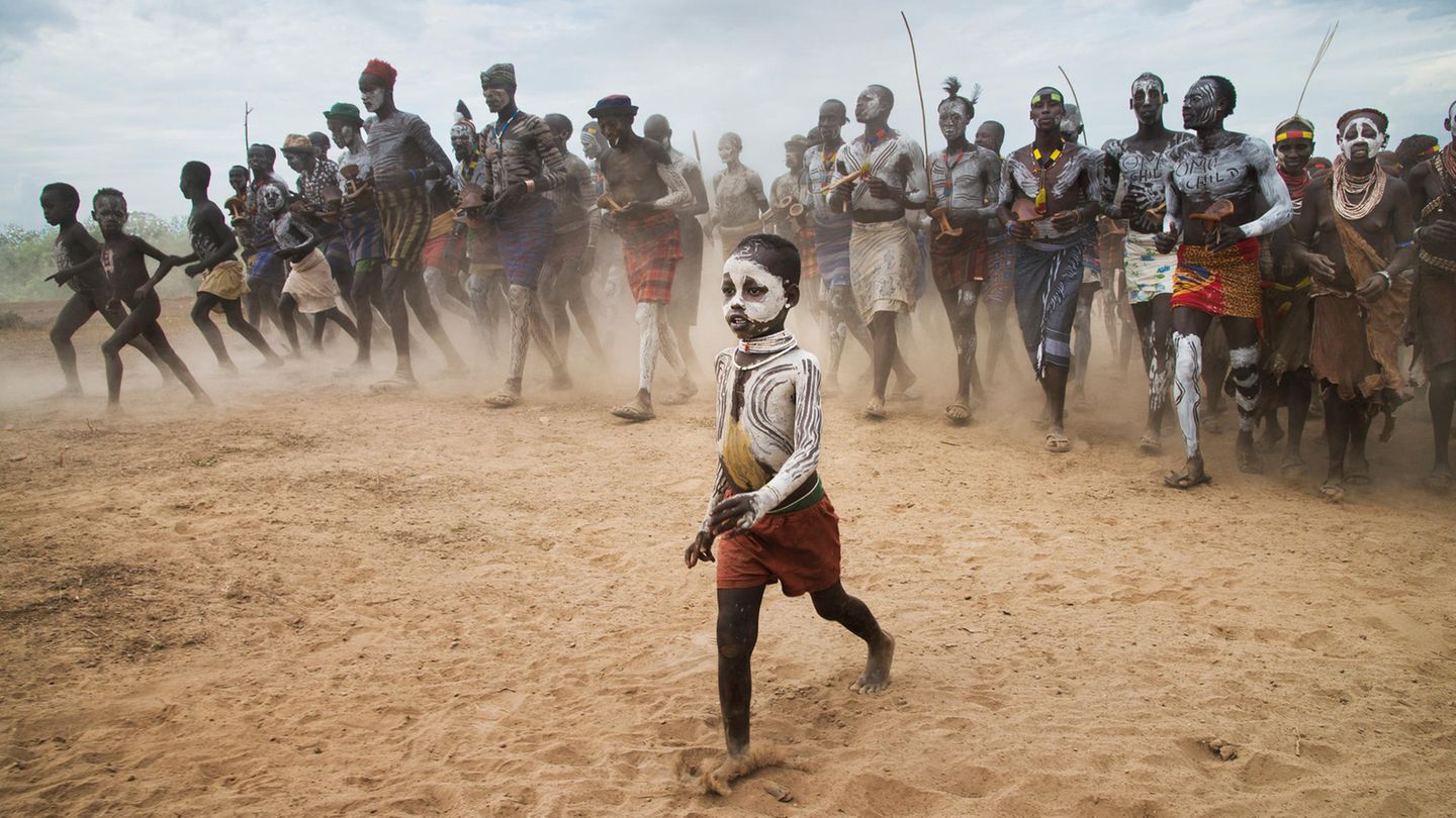 Steve McCurry - Ein Leben für die Fotografie Omo-Tal (Äthiopien), 2012. McCurry hat in seiner langen und bewegten Laufbahn viele Enden der Welt gesehen. Er konnte auch Welten erkunden (und auf Film einfangen), die über Jahrhunderte bestehen – wie etwa das Omo-Tal. Etwa 200.000 Menschen leben hier, auf mehr als zehn Stämme verteilt. Und derart abgeschottet, das ihre Lebensweise über Jahrhunderte bestehen geblieben ist.