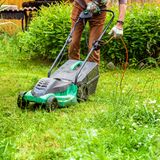 1. Hände weg vom Mäher  Tun sie einfach mal: nichts. Wer braucht schon einen Golfrasen? Bereits wenige Quadratmeter Wiese, die ins Kraut schießen und blühen dürfen, decken Faltern und Bienen den Tisch. Gemäht werden sollte dort nur ein- bis zweimal im Jahr.