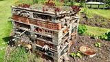10. Nicht jedes Loch ist ein Hotel  Viele Insektenhotels aus dem Baumarkt sind eher tödliche Fallen. Die Löcher müssen sauber gebohrt sein, sonst zerreißen sich Wildbienen und Wespen ihre Flügel an Holzsplittern. Gebohrte Baumscheiben bekommen mit der Zeit Risse, über die Parasiten eindringen. Geeignet ist ein abgelagerter Hartholzblock mit sauber gefrästen Bohrlöchern (2 bis 8 mm Durchmesser, mindestens 6 cm tief, hinten geschlossen) oder ein Bündel glatt abgeschnittener Schilfrohrstängel.