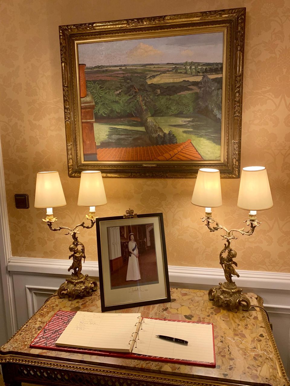 Staatsbesuch: Im Foyer der Residenz liegt auf einem Tisch vor dem Portrait von Elisabeth II. das Gästebuch aus, in das Charles und Camilla sich nach ihrer Ankunft eintragen werden. Im Foyer der Residenz liegt auf einem Tisch vor dem Portrait von Elisabeth II. das Gästebuch aus, in das Charles und Camilla sich nach ihrer Ankunft eintragen werden.