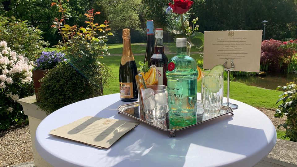 Staatsbesuch: Die klassichen Getränke bei einer Britischen Gartenparty sind Gin Tonic und Pimm’s Likör gemischt mit Ginger Ale, außerdem werden die Gäste mit deutschem Winzersekt und Rheingauer Riesling Marke "Hochheimer Queen Victoria" auf das Wohl der Königin trinken können. Die klassichen Getränke bei einer Britischen Gartenparty sind Gin Tonic und Pimm’s Likör gemischt mit Ginger Ale, außerdem werden die Gäste mit deutschem Winzersekt und Rheingauer Riesling Marke "Hochheimer Queen Victoria" auf das Wohl der Königin trinken können.