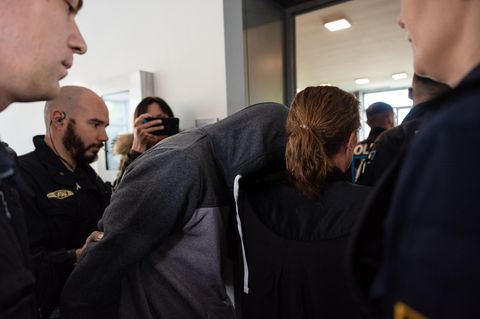 Der Angeklagte betritt den Gerichtssaal