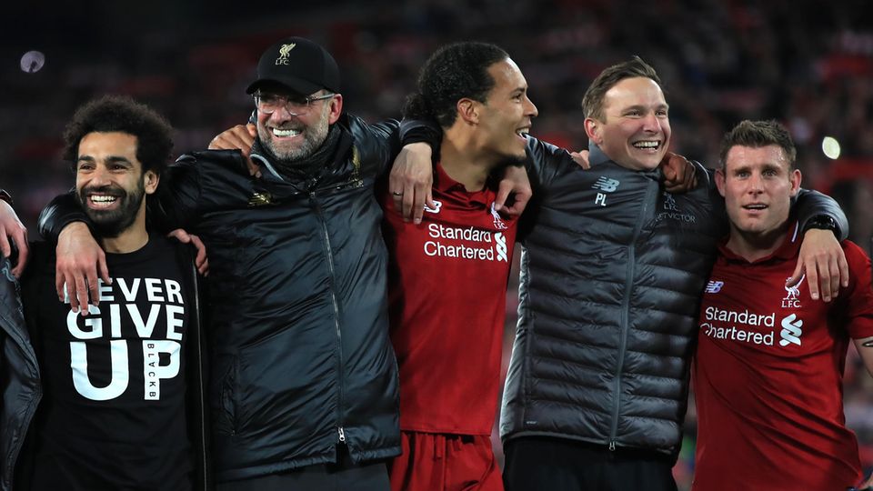 Jürgen Klopp (2.v.l.) feiert mit seinen Spielern Liverpools Einzug ins Finale der Champions League
