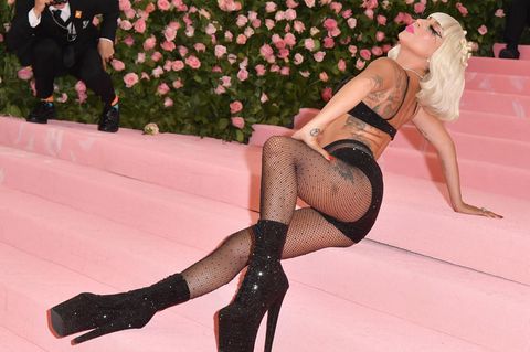 Met-Gala 2019: Lady Gaga posiert in drei Outfits und zieht sich dann bis auf die Unterwäsche aus