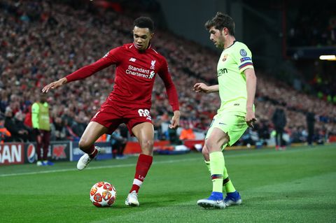 Trent Alexander-Arnold vom FC Liverpool verlädt Sergi Roberto und die gesamte Mannschaft des FC Barcelona