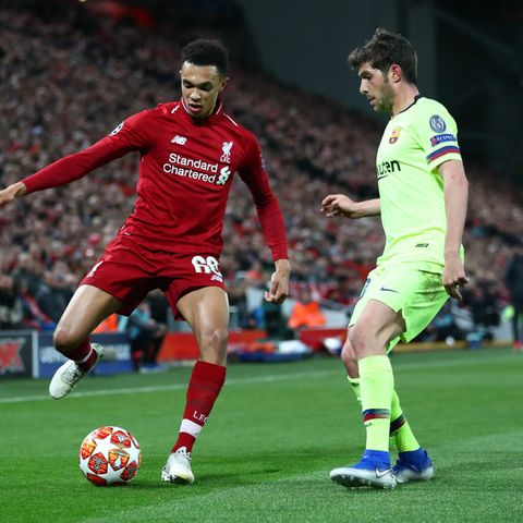 Trent Alexander-Arnold vom FC Liverpool verlädt Sergi Roberto und die gesamte Mannschaft des FC Barcelona
