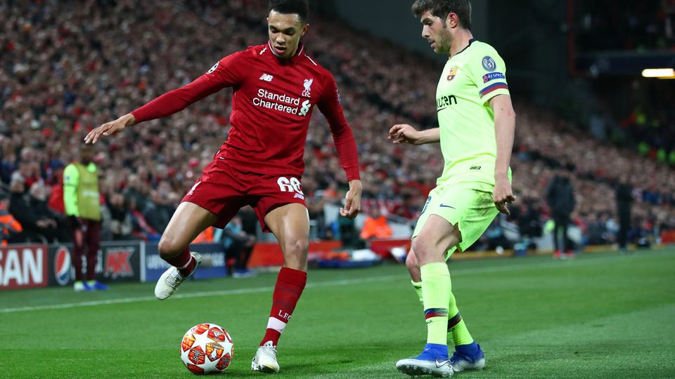Trent Alexander-Arnold vom FC Liverpool verlädt Sergi Roberto und die gesamte Mannschaft des FC Barcelona