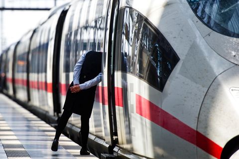 Eine Zugbegleiterin blickt am Hauptbahnhof von Frankfurt am Main durch die offene Tür eines InterCityExpress