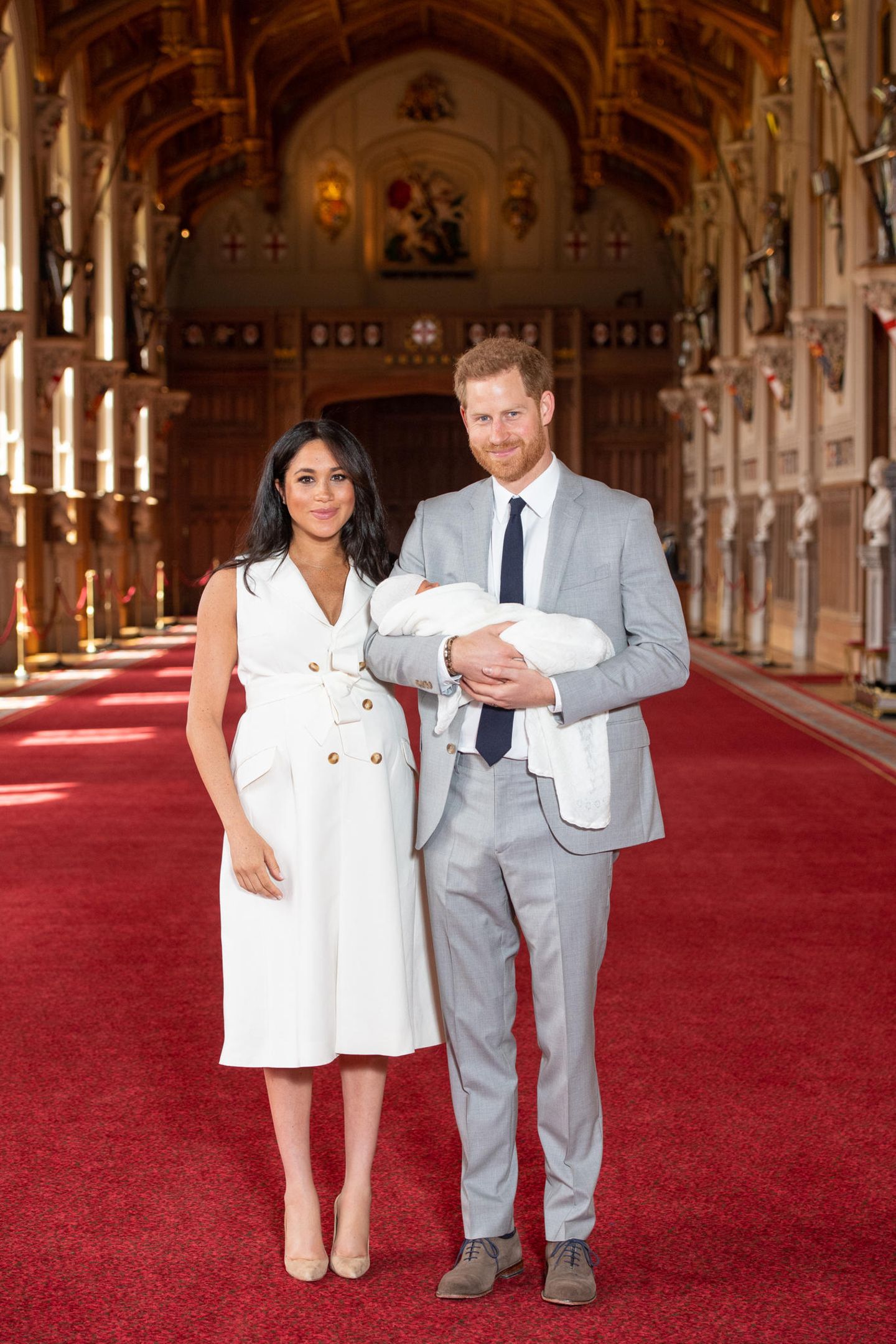Meghan und Harry präsentieren ihren Sohn in der St George's Hall von Schloss Windsor Meghan und Harry präsentieren ihren Sohn in der St George's Hall von Schloss Windsor