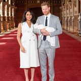 Meghan und Harry präsentieren ihren Sohn in der St George's Hall von Schloss Windsor