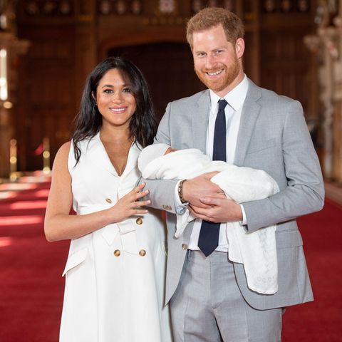 Meghan und Harry präsentieren ihren Sohn in der St George's Hall von Schloss Windsor