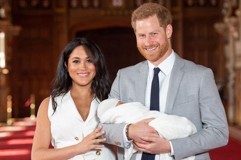 Meghan und Harry präsentieren ihren Sohn in der St George's Hall von Schloss Windsor