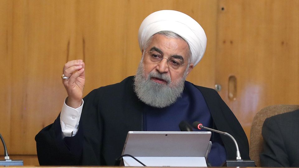 Irans Staatschef Hassan Ruhani drohte den verbliebenen Vertragsparteien Deutschland, Frankreich, Großbritannien, China und Russland bei einer im TV übertragenen Kabinettsitzung. Die Länder sollten ihre Zusagen "insbesondere im Öl- und Bankensektor" einhalten, verlangte Ruhani.