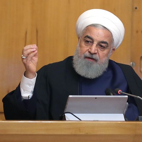 Irans Staatschef Hassan Ruhani drohte den verbliebenen Vertragsparteien Deutschland, Frankreich, Großbritannien, China und Russland bei einer im TV übertragenen Kabinettsitzung. Die Länder sollten ihre Zusagen "insbesondere im Öl- und Bankensektor" einhalten, verlangte Ruhani.