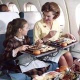 Enjoy your Meal: In dieser Flugzeug von British European Airways wurden die Tischchen vor dem Servieren in die Armlehnen gesteckt.