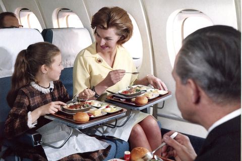 Enjoy your Meal: In dieser Flugzeug von British European Airways wurden die Tischchen vor dem Servieren in die Armlehnen gesteckt.